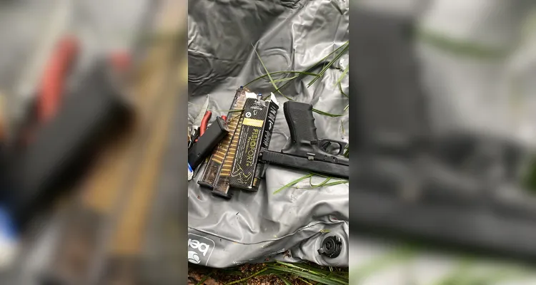 'Pandora' localiza 1 kg de maconha em área de mata e três são presos em PG