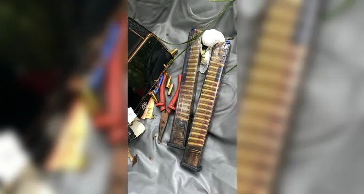 Também foi encontrada certa quantidade de substância análoga a entorpecente, uma faca tipo punhal e um alicate