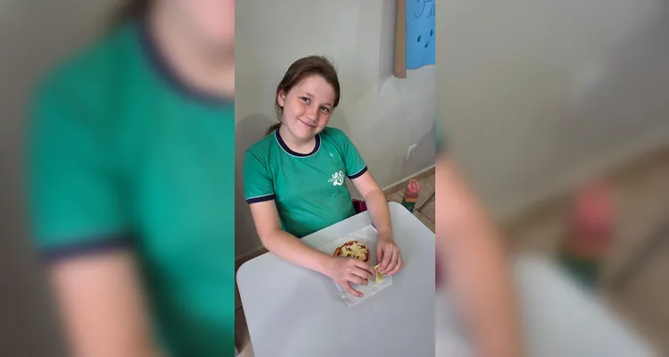 Como fechamento, os alunos confeccionaram pizzas utilizando ingredientes disponíveis em casa, integrando conteúdos como frações e unidades de medida.