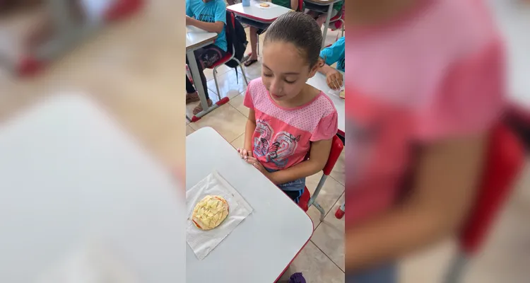Como fechamento, os alunos confeccionaram pizzas utilizando ingredientes disponíveis em casa, integrando conteúdos como frações e unidades de medida.