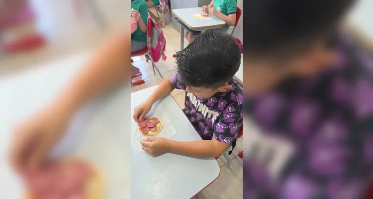 Como fechamento, os alunos confeccionaram pizzas utilizando ingredientes disponíveis em casa, integrando conteúdos como frações e unidades de medida.