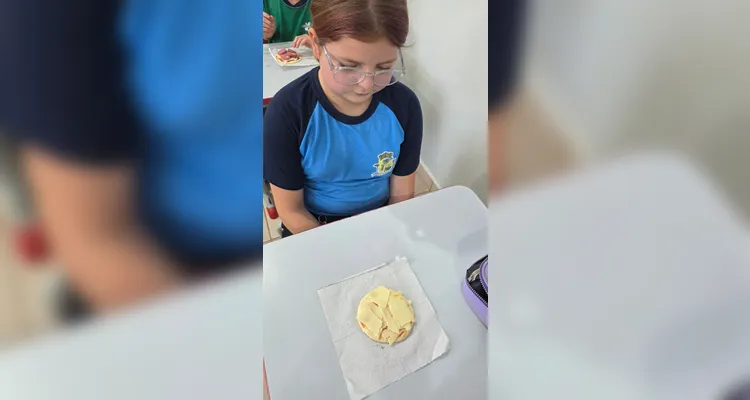 Como fechamento, os alunos confeccionaram pizzas utilizando ingredientes disponíveis em casa, integrando conteúdos como frações e unidades de medida.
