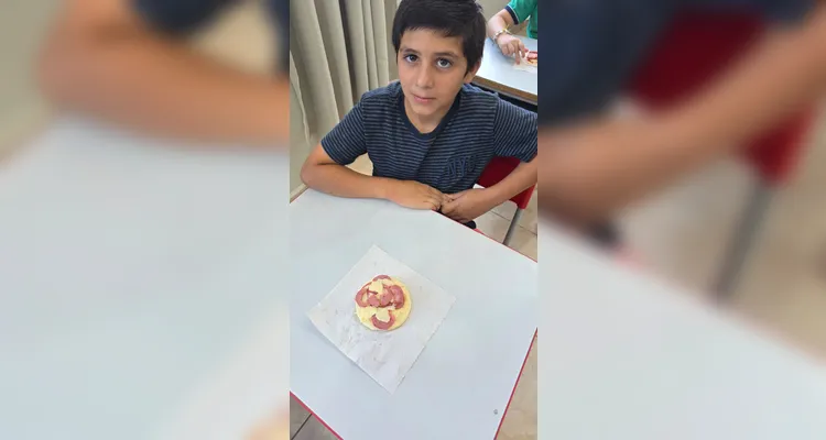 Como fechamento, os alunos confeccionaram pizzas utilizando ingredientes disponíveis em casa, integrando conteúdos como frações e unidades de medida.