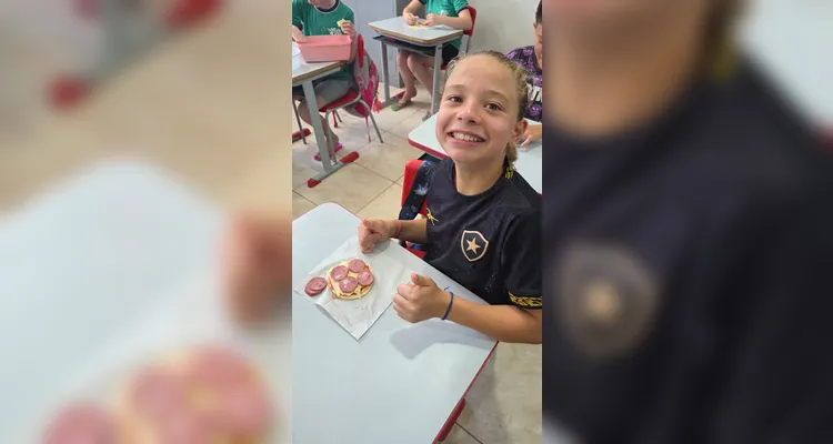 Como fechamento, os alunos confeccionaram pizzas utilizando ingredientes disponíveis em casa, integrando conteúdos como frações e unidades de medida.
