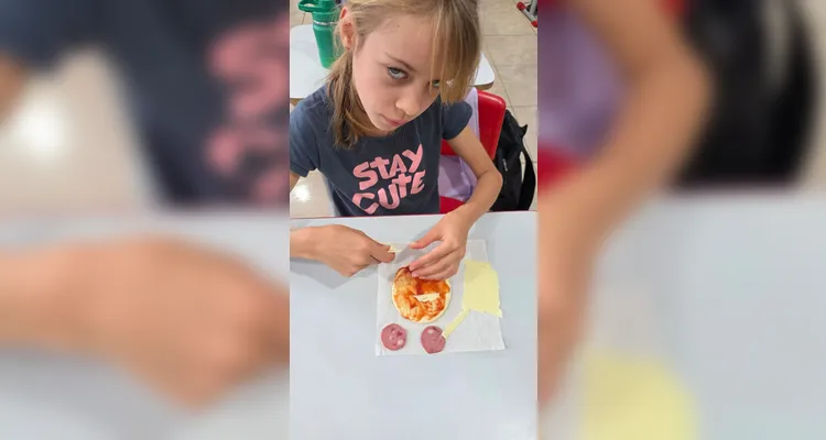 Como fechamento, os alunos confeccionaram pizzas utilizando ingredientes disponíveis em casa, integrando conteúdos como frações e unidades de medida.