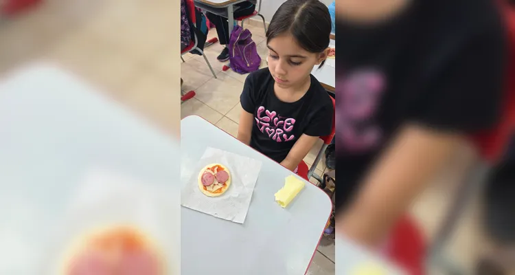 Como fechamento, os alunos confeccionaram pizzas utilizando ingredientes disponíveis em casa, integrando conteúdos como frações e unidades de medida.