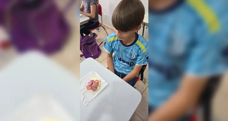 Como fechamento, os alunos confeccionaram pizzas utilizando ingredientes disponíveis em casa, integrando conteúdos como frações e unidades de medida.
