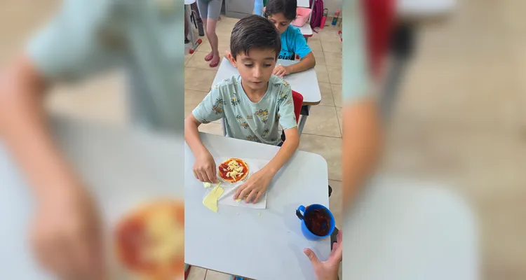 Como fechamento, os alunos confeccionaram pizzas utilizando ingredientes disponíveis em casa, integrando conteúdos como frações e unidades de medida.