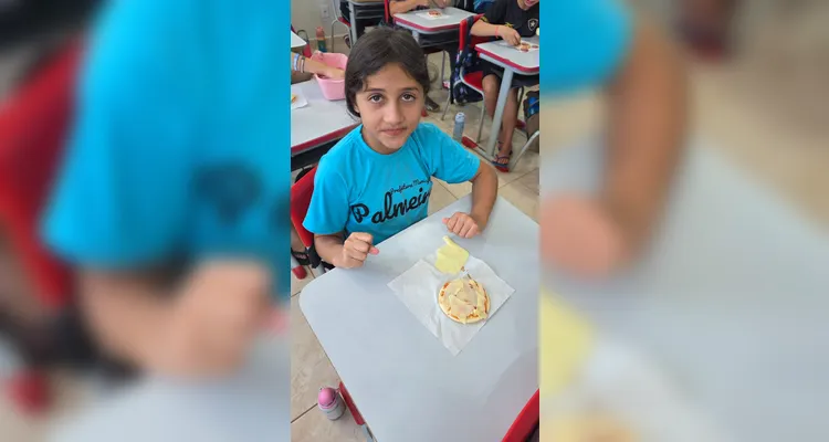 Como fechamento, os alunos confeccionaram pizzas utilizando ingredientes disponíveis em casa, integrando conteúdos como frações e unidades de medida.
