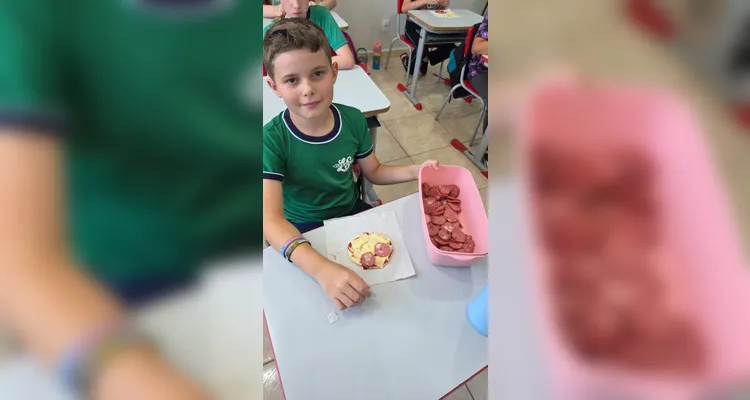 Como fechamento, os alunos confeccionaram pizzas utilizando ingredientes disponíveis em casa, integrando conteúdos como frações e unidades de medida.