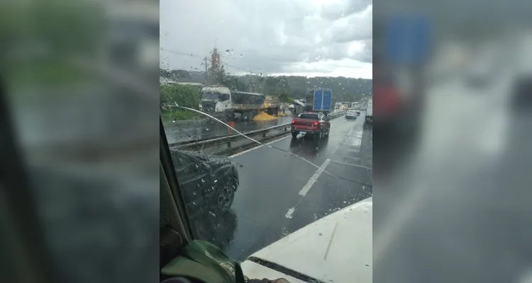 Acidente entre caminhões bloqueia BR-376 em Ponta Grossa