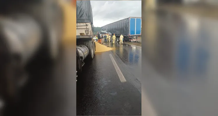 Acidente entre caminhões bloqueia BR-376 em Ponta Grossa