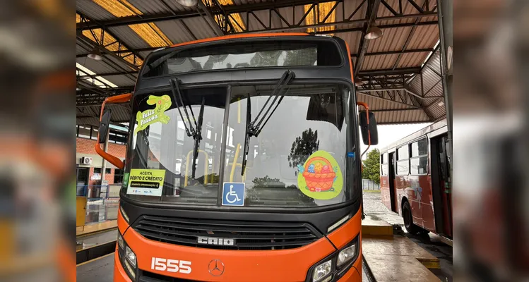 VCG leva clima de páscoa para o transporte coletivo de Ponta Grossa
