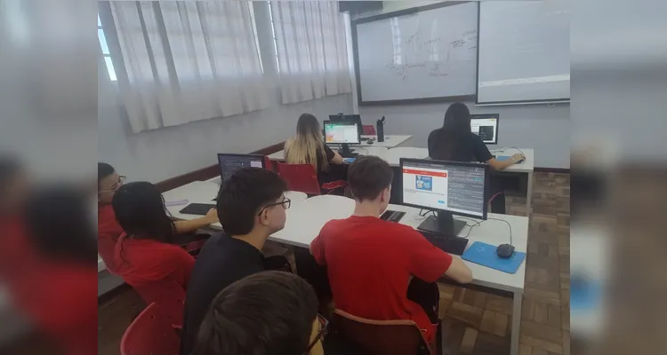 Os educandos assistiram ao conteúdo do projeto e tiveram acesso a falas de jornalistas alertando para o perigo das fake news.