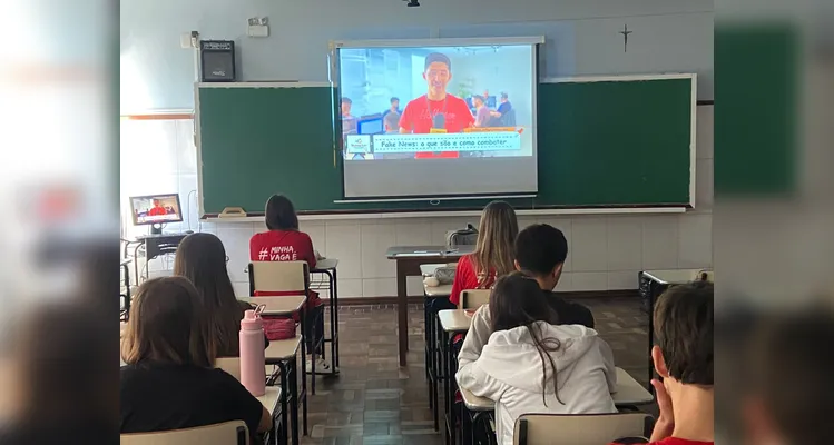 Os educandos assistiram ao conteúdo do projeto e tiveram acesso a falas de jornalistas alertando para o perigo das fake news.