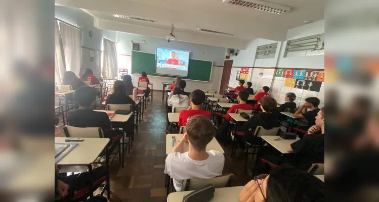 Os educandos assistiram ao conteúdo do projeto e tiveram acesso a falas de jornalistas alertando para o perigo das fake news.