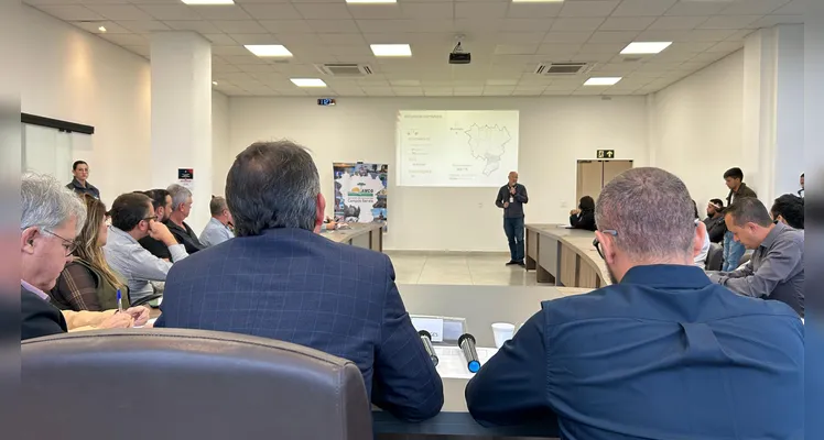 Os gestores realizaram a reunião ordinária da Associação dos Municípios dos Campos Gerais (AMCG).