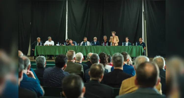 A cerimônia contou com a presença da prefeita Elizabeth Schmidt (União Brasil) e do presidente da Câmara Municipal, Julio Küller (PL) |