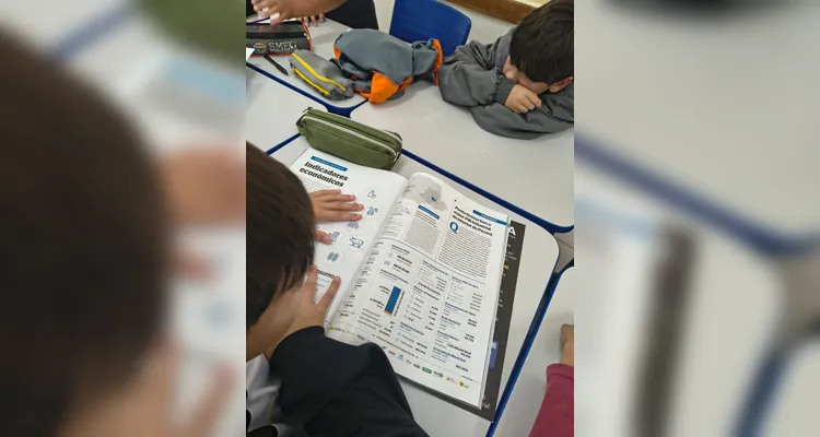 Os conteúdos do anuário foram trabalhados de forma integrada entre as disciplinas de Geografia e Matemática, permitindo que os alunos analisassem dados como população, número de empresas, renda e Índice de Desenvolvimento Humano.