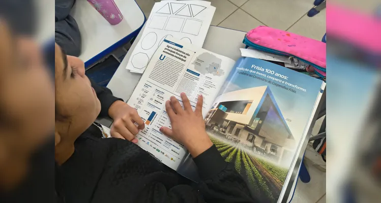 Os conteúdos do anuário foram trabalhados de forma integrada entre as disciplinas de Geografia e Matemática, permitindo que os alunos analisassem dados como população, número de empresas, renda e Índice de Desenvolvimento Humano.