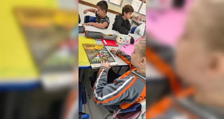 Os conteúdos do anuário foram trabalhados de forma integrada entre as disciplinas de Geografia e Matemática, permitindo que os alunos analisassem dados como população, número de empresas, renda e Índice de Desenvolvimento Humano.