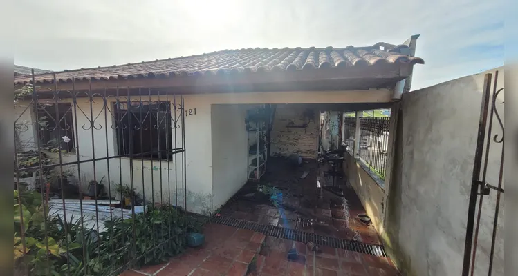 Casa é destruída pelo fogo e moradora pede ajuda para reconstruir a vida em PG