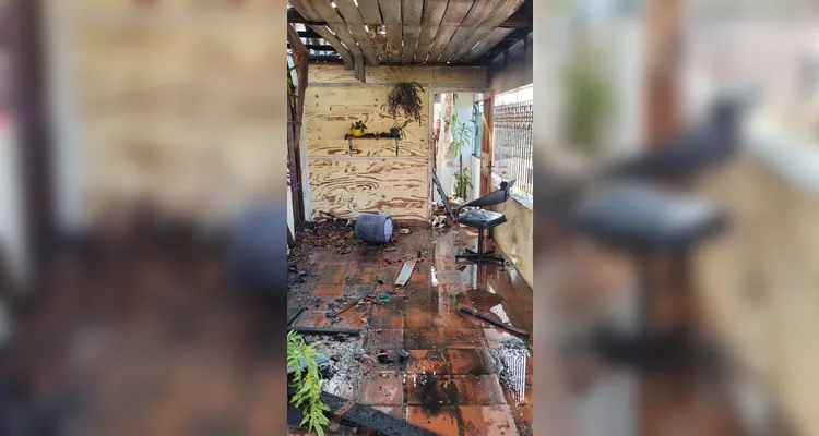 Casa é destruída pelo fogo e moradora pede ajuda para reconstruir a vida