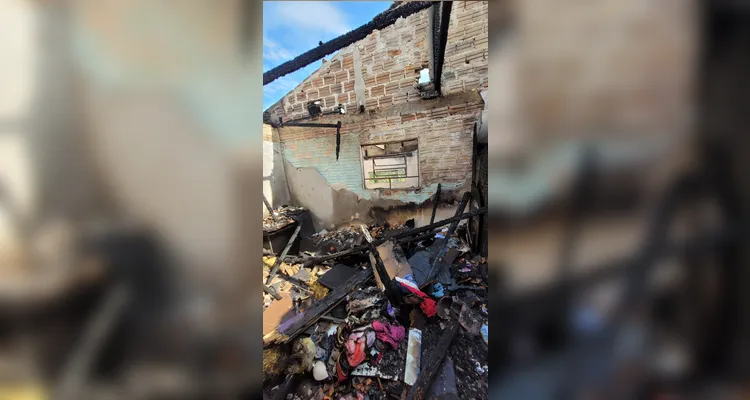 Casa é destruída pelo fogo e moradora pede ajuda para reconstruir a vida