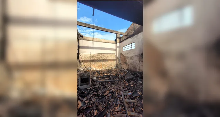 Casa é destruída pelo fogo e moradora pede ajuda para reconstruir a vida