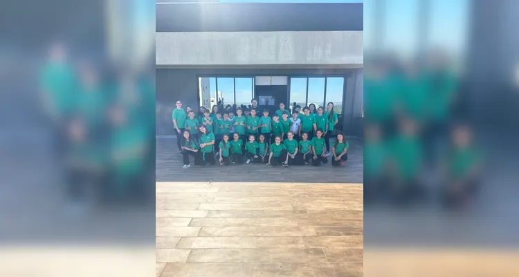 Durante a visita, as turmas conheceram a estrutura da empresa, passando por diferentes setores, como a área de produção, redação e espaços de desenvolvimento de projetos.