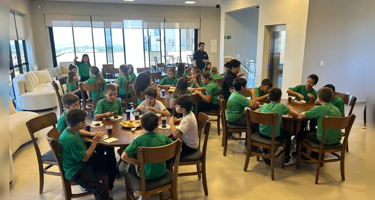 Durante a visita, as turmas conheceram a estrutura da empresa, passando por diferentes setores, como a área de produção, redação e espaços de desenvolvimento de projetos.