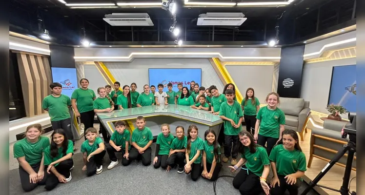 Durante a visita, as turmas conheceram a estrutura da empresa, passando por diferentes setores, como a área de produção, redação e espaços de desenvolvimento de projetos.