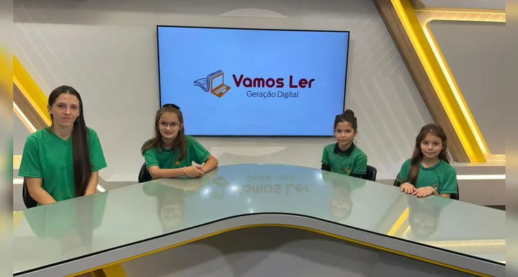 Durante a visita, as turmas conheceram a estrutura da empresa, passando por diferentes setores, como a área de produção, redação e espaços de desenvolvimento de projetos.