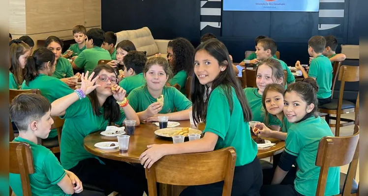 Durante a visita, as turmas conheceram a estrutura da empresa, passando por diferentes setores, como a área de produção, redação e espaços de desenvolvimento de projetos.