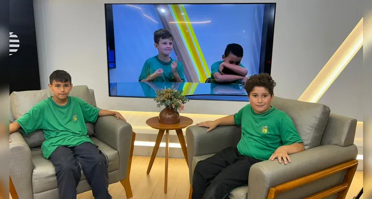 Durante a visita, as turmas conheceram a estrutura da empresa, passando por diferentes setores, como a área de produção, redação e espaços de desenvolvimento de projetos.