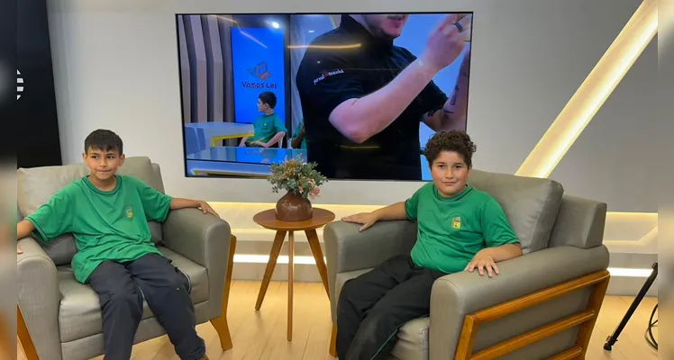 Durante a visita, as turmas conheceram a estrutura da empresa, passando por diferentes setores, como a área de produção, redação e espaços de desenvolvimento de projetos.