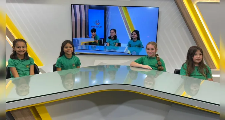 Durante a visita, as turmas conheceram a estrutura da empresa, passando por diferentes setores, como a área de produção, redação e espaços de desenvolvimento de projetos.