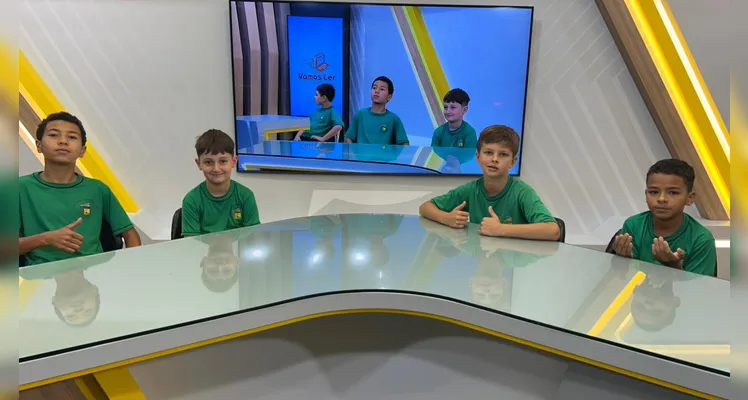 Durante a visita, as turmas conheceram a estrutura da empresa, passando por diferentes setores, como a área de produção, redação e espaços de desenvolvimento de projetos.