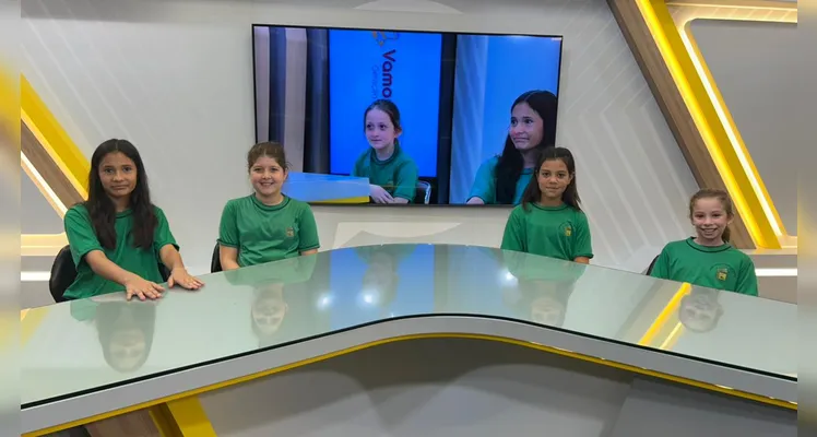 Durante a visita, as turmas conheceram a estrutura da empresa, passando por diferentes setores, como a área de produção, redação e espaços de desenvolvimento de projetos.