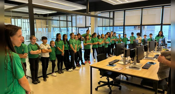 Durante a visita, as turmas conheceram a estrutura da empresa, passando por diferentes setores, como a área de produção, redação e espaços de desenvolvimento de projetos.