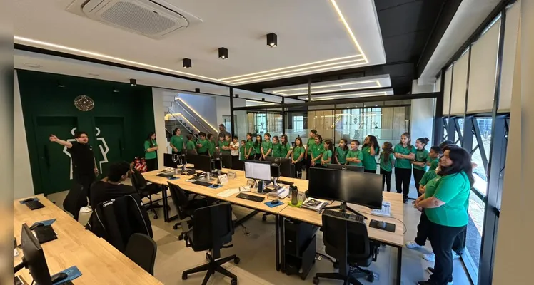 Durante a visita, as turmas conheceram a estrutura da empresa, passando por diferentes setores, como a área de produção, redação e espaços de desenvolvimento de projetos.