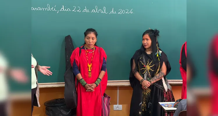 Durante a atividade, as convidadas compartilharam saberes, histórias e experiências, explicando aspectos do cotidiano dos povos indígenas.
