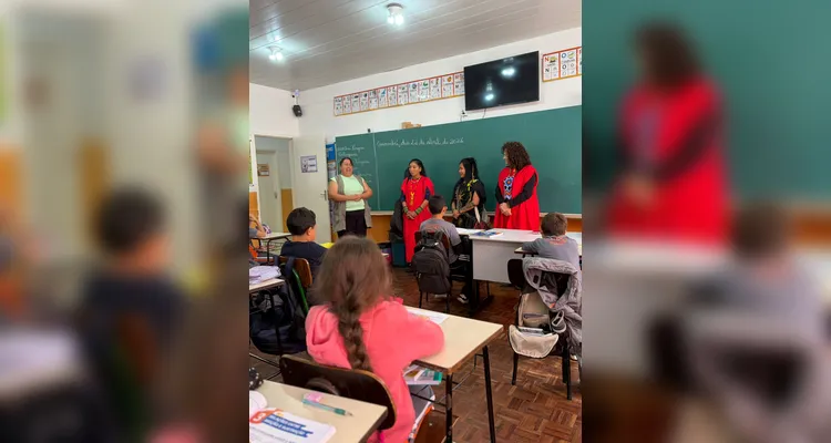 Durante a atividade, as convidadas compartilharam saberes, histórias e experiências, explicando aspectos do cotidiano dos povos indígenas.