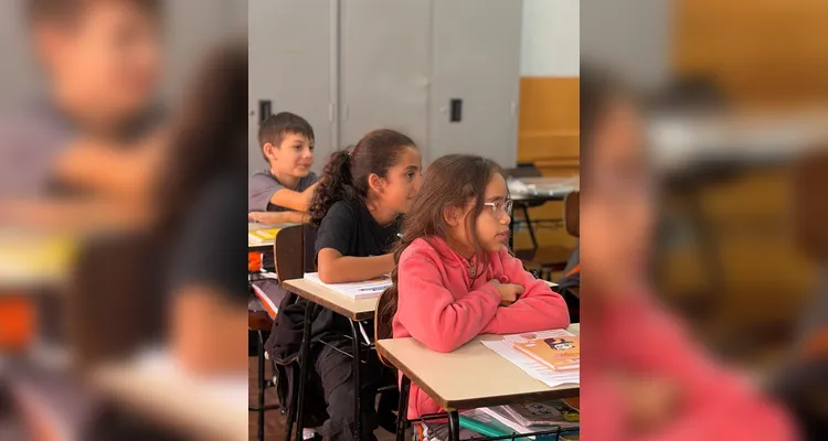 Durante a atividade, as convidadas compartilharam saberes, histórias e experiências, explicando aspectos do cotidiano dos povos indígenas.