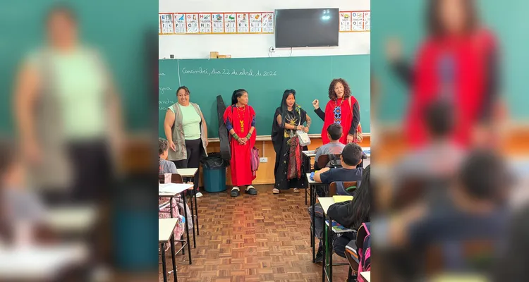 Durante a atividade, as convidadas compartilharam saberes, histórias e experiências, explicando aspectos do cotidiano dos povos indígenas.