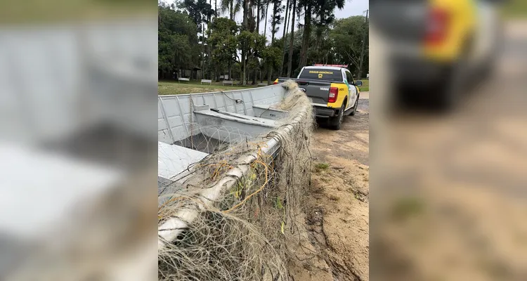 Polícia Ambiental apreende redes e solta peixes durante fiscalização no 'Alagados'