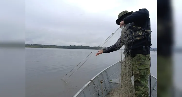 Polícia Ambiental apreende redes e solta peixes durante fiscalização no 'Alagados'