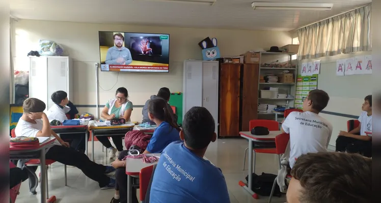 Veja os registros dos alunos em casa e o trabalho em sala de aula.