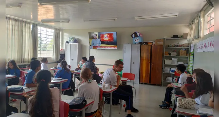 Veja os registros dos alunos em casa e o trabalho em sala de aula.