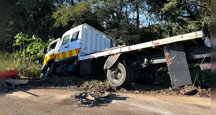 Motorista alega falta de sinalização em acidente envolvendo três caminhões em PG